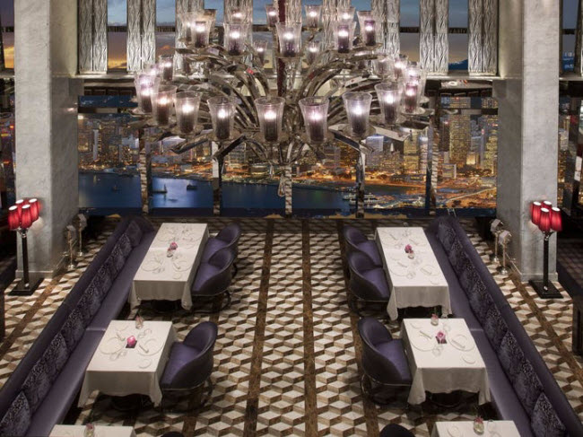 Tosca, Hong Kong: Nằm b&ecirc;n trong kh&aacute;ch sạn Ritz-Carlton, nh&agrave; h&agrave;ng n&agrave;y g&acirc;y ấn tượng với phong c&aacute;ch trang tr&iacute; hiện đại c&ugrave;ng tầm nh&igrave;n tuyệt đẹp ra xung quanh.
