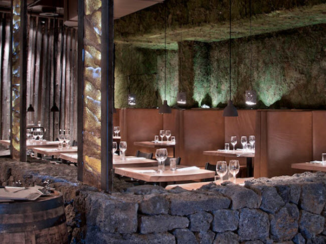 Grillmarket, Iceland: Nh&agrave; h&agrave;ng n&agrave;y ban đầu l&agrave; một rạp chiếu phim cũ trước khi bị ch&aacute;y v&agrave; được cải tạo th&agrave;nh nơi ăn uống. Nội thất được thiết kế theo phong c&aacute;ch truyền thống của Iceland với gỗ tự nhi&ecirc;n, da, th&acirc;n c&acirc;y v&agrave; tường đ&aacute;.
