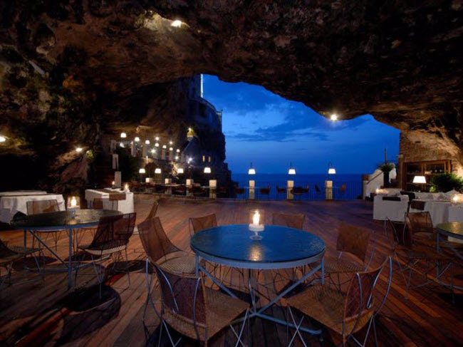 Ristorante Grotta Palazzese, Italia: Nằm trong hang động đ&aacute; v&ocirc;i với tầm nh&igrave;n ra nước trong xanh của biển Adriatic, Ristorante Grotta Palazzese đ&atilde; nhiều lần được b&igrave;nh chọn l&agrave; nh&agrave; h&agrave;ng l&atilde;ng mạn nhất thế giới.
