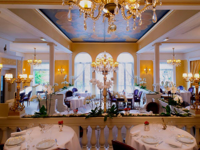Lasserre, Ph&aacute;p: Nằm gần đại lộ Champs-&Eacute;lys&eacute;es, nh&agrave; h&agrave;ng Lasserre thực sự quyến rũ với c&aacute;c m&oacute;n b&aacute;nh ngọt ng&agrave;o v&agrave; nhiều đặc sản nổi tiếng khắp thế giới.
