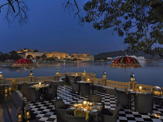 Sheesh Mahal, Ấn Độ: Nh&agrave; h&agrave;ng ngo&agrave;i trời nằm trong cung điện Leela Palace Udaipur, cho ph&eacute;p du kh&aacute;ch chi&ecirc;m ngưỡng phong cảnh hồ Pichola, trong l&uacute;c ăn tối dưới bầu trời đầy sao.

