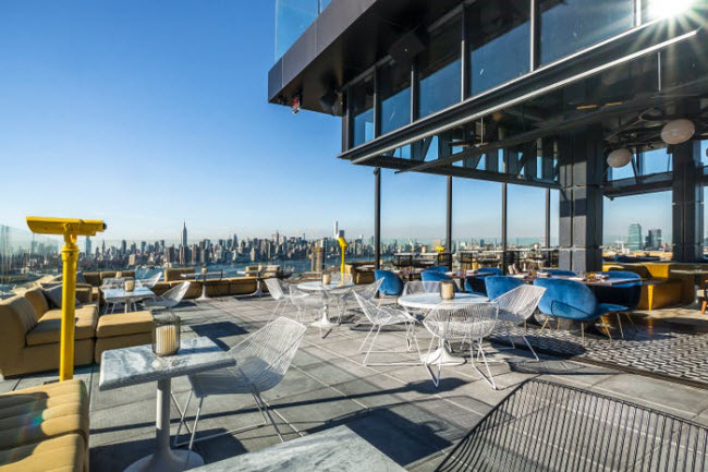 Westlight, Mỹ: &nbsp;Nằm tại khu Brooklyn ở th&agrave;nh phố New York, qu&aacute;n bar v&agrave; nh&agrave; h&agrave;ng n&agrave;y c&oacute; tầm nh&igrave;n tuyệt đẹp ra khu Manhattan.
