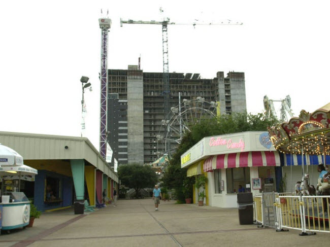 Công viên giải trí Miracle Strip, Mỹ: Công viên bắt đầu hoạt động vào năm 1963 tại thành phố Panama City, bang Florida. Nhưng nó đã đóng cửa vào năm 2004 khi chủ đầu ta bán đất để phát triển nhà ở khách sạn.