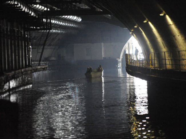 Căn cứ tàu ngầm ở Balaklava, Ukraine: Được xây dựng vào thời kỳ chiến tranh Lạnh, căn cứ quân sự này từng chứa các tàu ngầm thuộc Hạm đội biển Đen của Liên Xô. Khi Liên Xô tan rã, căn cứ này đã bị bỏ hoang trước khi trở thành bảo tàng hải quân Balaklava.