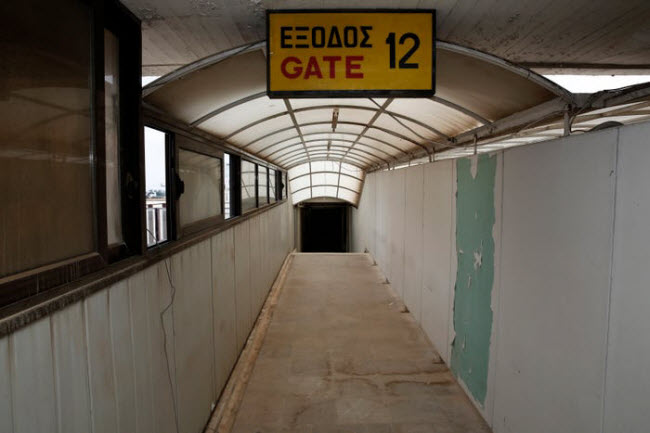 Sân bay quốc tế Hellenikon, Hi Lạp: Sân bay này ban đầu là một căn cứ quân sự vào năm 1938, trước khi trở thành sân bay thương mại trong suốt 60 năm. Công trình đóng cửa vào năm 2001 khi nó được thay thế bằng sân bay quốc tế Athens.