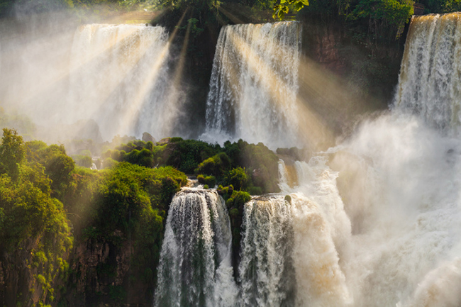 11. Foz do Igua&ccedil;u, Brazil

Th&aacute;c Iguazu nằm ở bi&ecirc;n giới với Argentina, đ&acirc;y l&agrave; hệ thống th&aacute;c nước lớn nhất thế giới n&ecirc;n cảnh quan rất ngoạn mục.