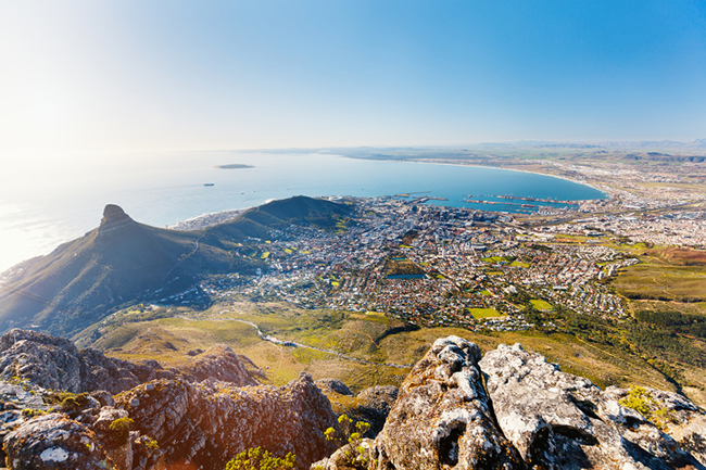 12. Cape Town, Nam Phi

Để c&oacute; được trải nghiệm kh&oacute; qu&ecirc;n v&agrave; ngắm nh&igrave;n th&agrave;nh phố, h&atilde;y l&ecirc;n đỉnh n&uacute;i B&agrave;n với c&aacute;p treo.