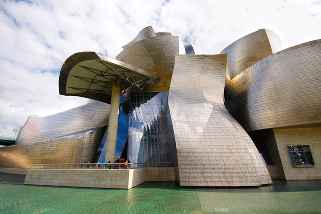 13. Bilbao, T&acirc;y Ban Nha

Bảo t&agrave;ng Guggenheim l&agrave; một v&iacute; dụ tuyệt vời của kiến ​​tr&uacute;c thế kỷ 20 v&agrave; l&agrave; th&aacute;nh địa cho c&aacute;c nh&agrave; s&aacute;ng tạo nghệ thuật.