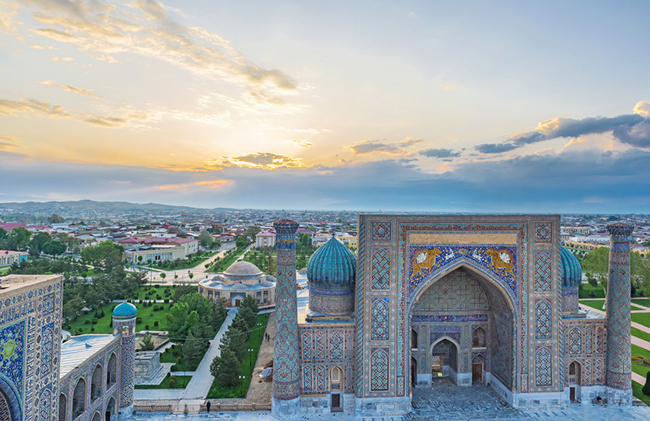 16. Samarkand, Uzbekistan

Nh&agrave; thờ Hồi gi&aacute;o Bibi-Khanym c&oacute; từ thế kỷ 15, được trang tr&iacute; bằng gạch, đ&aacute; cẩm thạch chạm khắc được rất nhiều người y&ecirc;u th&iacute;ch.