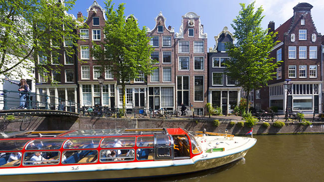 Brouwersgracht, Amsterdam, Hà Lan: Nổi tiếng là một trong những con đường đẹp nhất ở Amsterdam, Brouwersgracht với những ngôi nhà cổ được xây dựng từ thế kỷ 17 mang kiến trúc rất ấn tượng.
