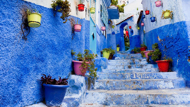Chefchaouen, Morocco: Rất nhiều lý do được đưa ra để giải thích tại sao các con hẻm của Chefchaouen lại được sơn màu xanh lam. Nhưng không thể phủ nhận rằng con đường hẹp lộng lẫy này là một thiên đường của các nhiếp ảnh gia.
