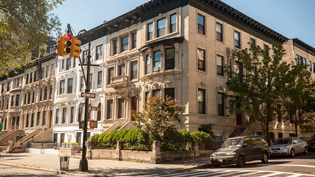 Convent Avenue, Harlem, Thành phố New York: Các tòa nhà trang nhã và vỉa hè rợp bóng cây giúp Đại lộ Convent nổi bật giữa những điểm nhấn kiến trúc của Thành phố New York.