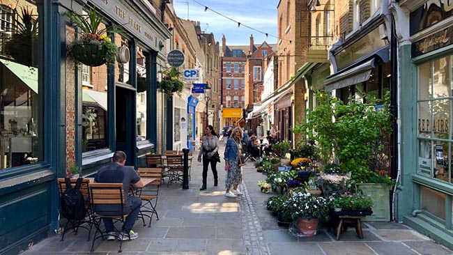 Flask Walk, Hampstead, London, Anh: Nằm cách xa con đường chính ở Hampstead, Flask Walk là một con đường lãng mạn ở London, với một quán rượu truyền thống, cửa hàng thời Victoria và những căn nhà tuyệt đẹp.