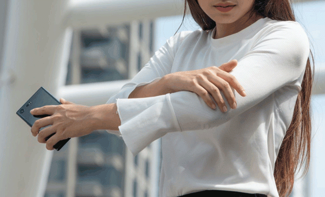 8. G&acirc;y đau cơ: Trong nhiều trường hợp ch&uacute;ng ta phải giữ tư thế bất thường trong một thời gian d&agrave;i để sử dụng điện thoại. V&iacute; dụ, khi ch&uacute;ng ta d&ugrave;ng vai để giữ điện thoại c&oacute; thể dẫn đến căng cơ, co thắt v&agrave; rối loạn khớp th&aacute;i dương h&agrave;m.