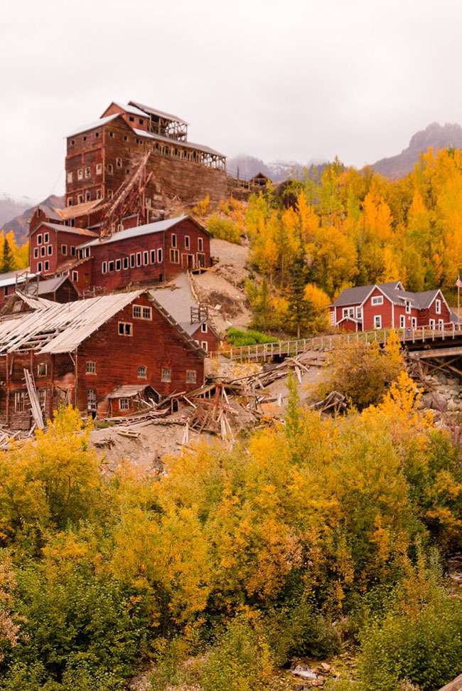 Kennecott, Alaska, Mỹ: Được bao phủ bởi sương m&ugrave; v&agrave; những t&aacute;n l&aacute; m&ugrave;a thu quyến rũ trong v&ugrave;ng hoang d&atilde; Alaska, Kennicott Mines tr&ocirc;ng thật sự l&atilde;ng mạn v&agrave; rực rỡ trong sắc m&agrave;u cam đỏ.&nbsp;