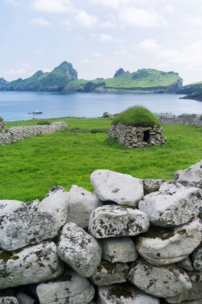 Hirta, Scotland: Trong khi đ&acirc;y từng l&agrave; một h&ograve;n đảo tươi tốt nhưng đến nay những c&ocirc;ng tr&igrave;nh kiến tr&uacute;c bằng đ&aacute; bị bỏ hoang nằm rải r&aacute;c tr&ecirc;n khắp c&aacute;c c&aacute;nh đồng khiến n&oacute; đẹp một c&aacute;ch dịu d&agrave;ng.