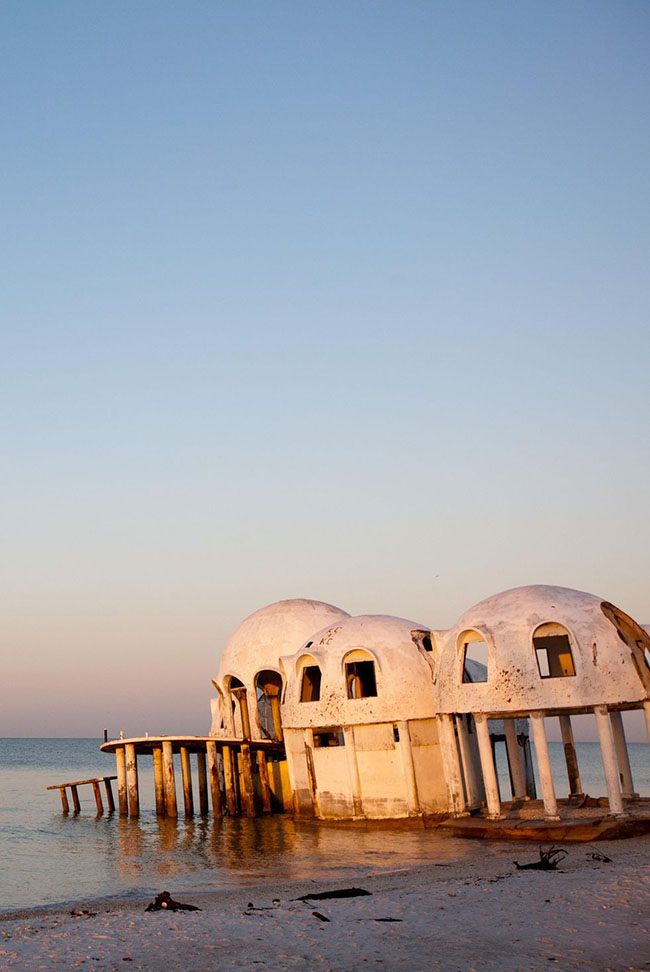 Dome Homes, Florida, Mỹ: Ngay ngo&agrave;i khơi bờ biển của Đảo Marco ở Cape Romano, Florida l&agrave; một cấu tr&uacute;c tr&ocirc;ng giống như t&agrave;u vũ trụ của người ngo&agrave;i h&agrave;nh tinh bị bỏ hoang.