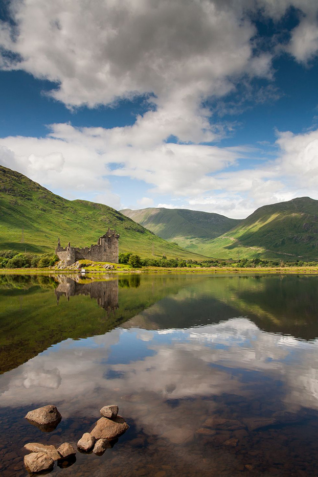 L&acirc;u đ&agrave;i Kilchurn, Scotland: L&acirc;u đ&agrave;i ở Scotland n&agrave;y được x&acirc;y dựng v&agrave;o giữa những năm 1400 v&agrave; hiện l&agrave; một trong những l&acirc;u đ&agrave;i được chụp ảnh nhiều nhất, v&igrave; vị tr&iacute; nổi bật của n&oacute;.