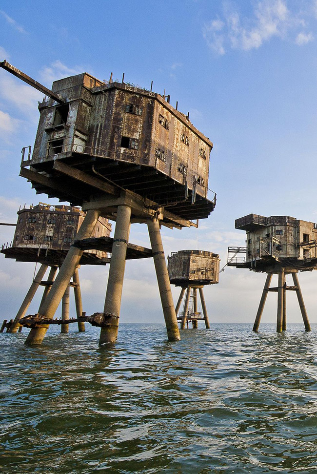 Maunsell Army Sea Forts, Anh: Những ph&aacute;o đ&agrave;i n&agrave;y được tạo ra để bảo vệ bờ biển Kent, Anh khỏi cuộc tấn c&ocirc;ng của Đức trong Thế chiến II, hiện ch&uacute;ng đ&atilde; bị bỏ hoang ho&agrave;n to&agrave;n.
