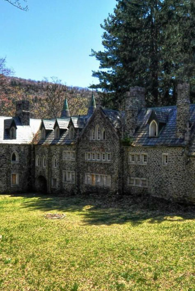 L&acirc;u đ&agrave;i Dundas, New York, Mỹ: L&acirc;u đ&agrave;i Roscoe, New York, n&agrave;y được thiết kế bởi kiến tr&uacute;c sư Bradford L. Gilbert cho vợ &ocirc;ng. Mặc d&ugrave; l&acirc;u đ&agrave;i đ&atilde; bị bỏ hoang nhưng theo truyền thuyết hồn ma của Dundas vẫn lang thang ở đ&acirc;y.&nbsp;