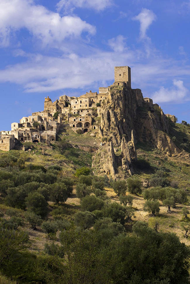 Craco, Italia: Được x&acirc;y dựng từ năm 540, giờ đ&acirc;y thị trấn Craco l&agrave; một địa điểm cổ xưa nổi bật đến mức thậm ch&iacute; n&oacute; c&ograve;n được d&ugrave;ng l&agrave;m bối cảnh cho những bộ phim như The Passion of the Christ.