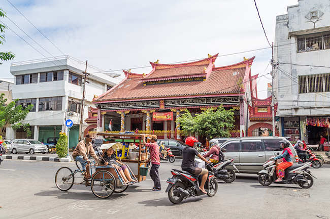 Surabaya: L&agrave; th&agrave;nh phố lớn thứ hai ở Indonesia, c&aacute;c khu phố cổ Ả Rập với những con đường nhỏ b&eacute; vẫn khiến bạn m&ecirc; mẩn khi đi dạo xung quanh.&nbsp;