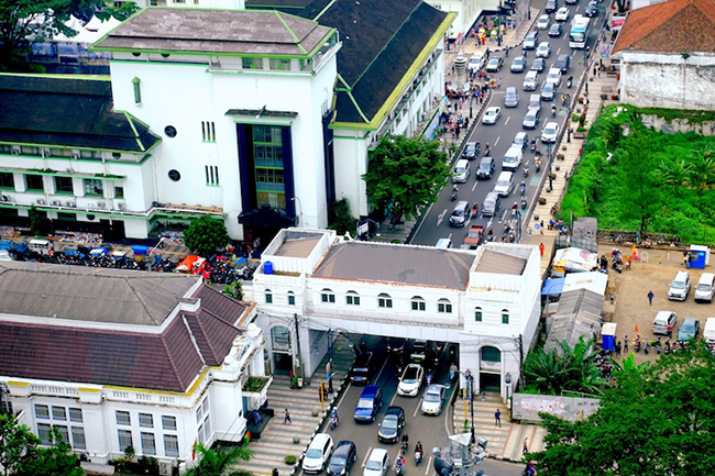 Bandung: Th&agrave;nh phố lớn thứ 3 trong cả nước, Bandung l&agrave; một th&agrave;nh phố đ&ocirc;ng đ&uacute;c, tấp nập xe cộ qua c&ugrave;ng rất nhiều t&ograve;a nh&agrave; xinh xắn nằm rải r&aacute;c với c&aacute;c phong c&aacute;ch kiến ​​tr&uacute;c đặc biệt.
