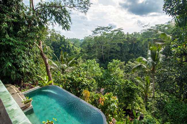 Ubud: L&agrave; một điểm đến ng&agrave;y c&agrave;ng nổi tiếng, trung t&acirc;m của Ubud hiện kh&aacute; đ&ocirc;ng kh&aacute;ch du lịch. Mang đậm dấu ấn lịch sử, th&agrave;nh phố v&agrave; c&aacute;c v&ugrave;ng l&acirc;n cận l&agrave; nơi c&oacute; v&ocirc; số điểm tham quan lịch sử v&agrave; văn h&oacute;a tuyệt đẹp.&nbsp;