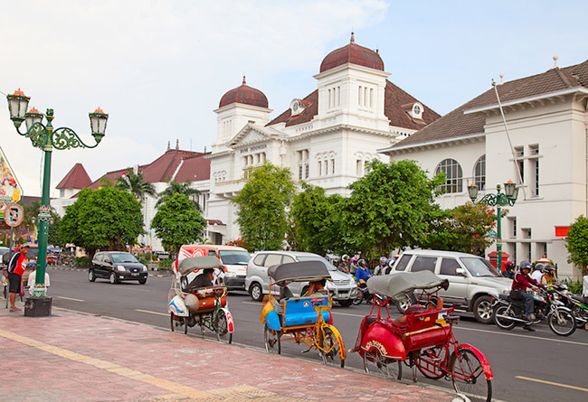 Yogyakarta: Yogyakarta l&agrave; trung t&acirc;m nghệ thuật v&agrave; văn h&oacute;a của đảo Java v&agrave; l&agrave; một trong những th&agrave;nh phố l&acirc;u đời nhất ở Indonesia. Nơi đ&acirc;y c&oacute; rất nhiều di t&iacute;ch lịch sử để tham quan, c&aacute;c ph&ograve;ng trưng b&agrave;y nghệ thuật v&agrave; viện bảo t&agrave;ng tuyệt vời.