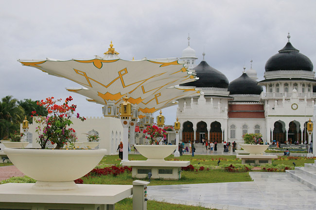 Banda Aceh: Nằm ở trung t&acirc;m của th&agrave;nh phố Sumatra, Nh&agrave; thờ Hồi gi&aacute;o Grand Mosque l&agrave; điểm nhấn tuyệt đẹp với những ngọn th&aacute;p v&agrave; m&aacute;i v&ograve;m đ&aacute;ng y&ecirc;u c&ugrave;ng với c&aacute;c khu vườn xanh tươi xung quanh n&oacute;.