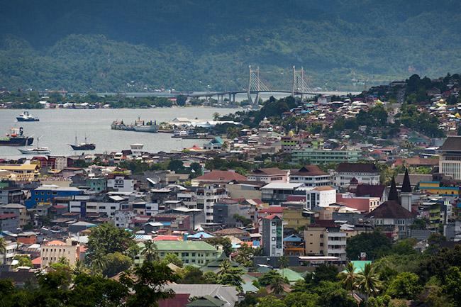 Kota Ambon: L&agrave; một th&agrave;nh phố rộng lớn, Kota Ambon c&oacute; một số nh&agrave; h&agrave;ng tuyệt vời v&agrave; qu&aacute;n c&agrave; ph&ecirc; xinh xắn. Nơi đ&acirc;y cũng c&oacute; nhiều lựa chọn về ph&ograve;ng nghỉ để bạn dừng ch&acirc;n khi l&ecirc;n kế hoạch cho c&aacute;c chuyến đi tiếp theo.&nbsp;