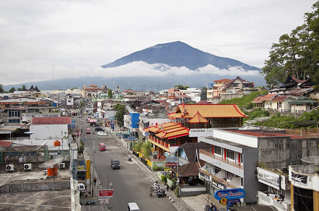 Bukittinggi: Nằm tr&ecirc;n r&igrave;a của một hẻm n&uacute;i đẹp như tranh vẽ, với c&aacute;c ngọn n&uacute;i nằm rải r&aacute;c ở đường ch&acirc;n trời xung quanh. Tại th&agrave;nh phố s&ocirc;i động n&agrave;y cũng c&oacute; một số điểm tham quan lịch sử tuyệt vời để kh&aacute;m ph&aacute;.