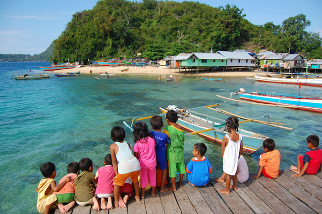 Jayapura: Với khung cảnh tuyệt đẹp giữa những ngọn đồi rợp b&oacute;ng c&acirc;y, Jayapura l&agrave; th&agrave;nh phố Indonesia lớn nhất v&agrave; quan trọng nhất tr&ecirc;n Papua.&nbsp;