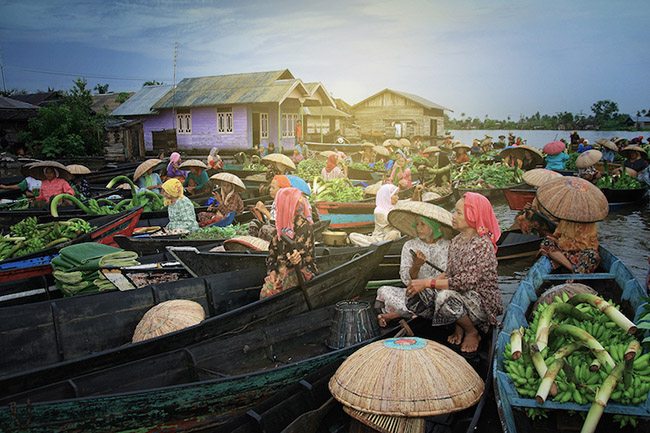 Banjarmasin: Nằm ở Nam Kalimantan, th&agrave;nh phố rộng lớn n&agrave;y l&agrave; nơi c&oacute; c&aacute;c trung t&acirc;m mua sắm, khu kinh doanh v&agrave; c&aacute;c tuyến đường thủy th&uacute; vị. Chợ nổi rất hấp dẫn để kh&aacute;m ph&aacute; với nhiều con s&ocirc;ng, k&ecirc;nh rạch để thưởng ngoạn.&nbsp;