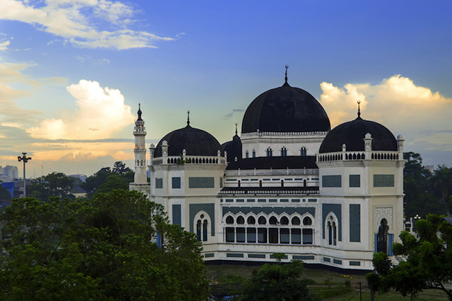 Medan: Th&agrave;nh phố khổng lồ n&agrave;y nằm gần bờ biển ph&iacute;a đ&ocirc;ng bắc của Sumatra. Với một số kiến ​​tr&uacute;c thuộc địa đ&aacute;ng y&ecirc;u c&ugrave;ng c&aacute;c bảo t&agrave;ng ấn tượng, Medan l&agrave; một th&agrave;nh phố hiện đại rất quyến rũ.&nbsp;