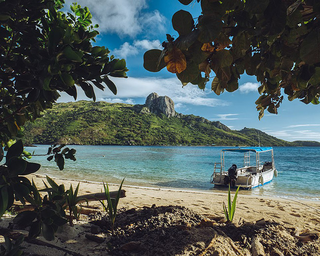 Fiji: Quần đảo ở nam Th&aacute;i B&igrave;nh Dương n&agrave;y được đ&aacute;nh gi&aacute; l&agrave; rất thu h&uacute;t du kh&aacute;ch đến nghỉ tuần trăng mật. Fiji c&oacute; những b&atilde;i biển c&aacute;t trắng, cảnh quan ngoạn mục v&agrave; một nền văn h&oacute;a đa dạng tuyệt vời.&nbsp;