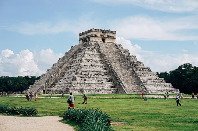 Mexico: Tuần trăng mật ở đ&acirc;y c&oacute; thể l&agrave; một chuyến bay v&agrave; một cuộc h&agrave;nh tr&igrave;nh kh&aacute;m ph&aacute;. Quốc gia n&agrave;y tự h&agrave;o c&oacute; bờ biển đẹp như tranh vẽ của Yucatan v&agrave; những t&agrave;n t&iacute;ch lịch sử được bao phủ bởi rừng.&nbsp;