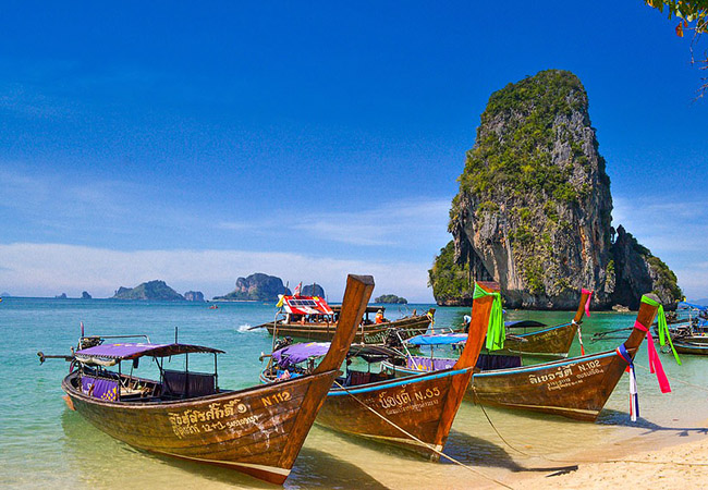Th&aacute;i Lan: Quốc gia Đ&ocirc;ng Nam &Aacute; n&agrave;y c&oacute; những ng&ocirc;i đền tuyệt đẹp, c&aacute;c c&ocirc;ng vi&ecirc;n quốc gia c&oacute; rừng rậm v&agrave; những h&ograve;n đảo xinh đẹp nằm rải r&aacute;c tr&ecirc;n một v&ugrave;ng biển ngọc lục bảo lấp l&aacute;nh.&nbsp;