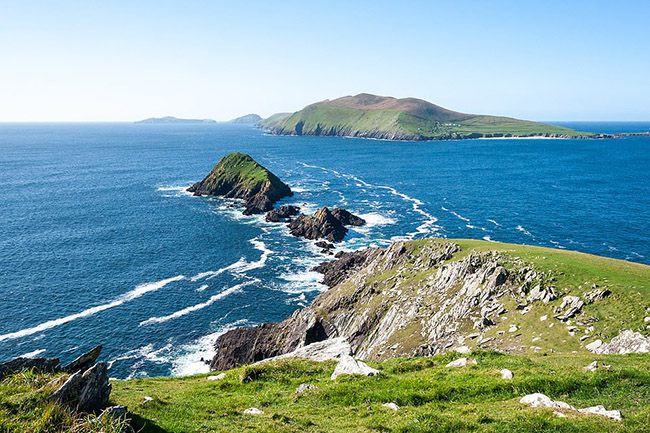 Ireland: Quốc gia n&agrave;y c&oacute; t&ecirc;n trong danh s&aacute;ch h&uacute;t kh&aacute;ch nhờ những b&atilde;i biển đẹp v&agrave; cảnh quan ấn tượng. Mang đậm dấu ấn lịch sử v&agrave; văn h&oacute;a, tuần trăng mật ở Ireland sẽ thực sự l&atilde;ng mạn.
