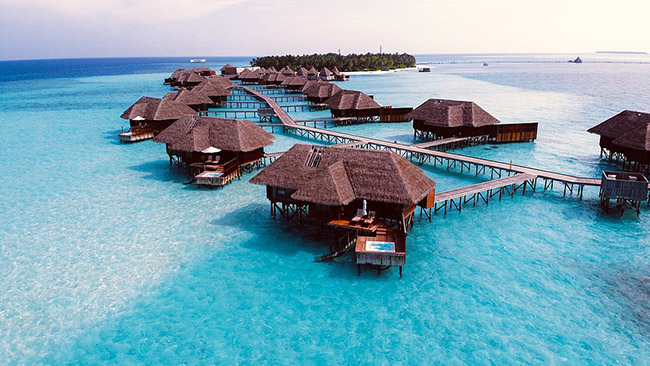 Maldives: Quần đảo n&agrave;y l&agrave; một điểm đến cổ điển tuyệt đối cho tuần trăng mật với l&agrave;n nước trong vắt, biệt thự tr&ecirc;n biển v&agrave; cảnh ho&agrave;ng h&ocirc;n ngoạn mục nhất tr&ecirc;n thế giới.