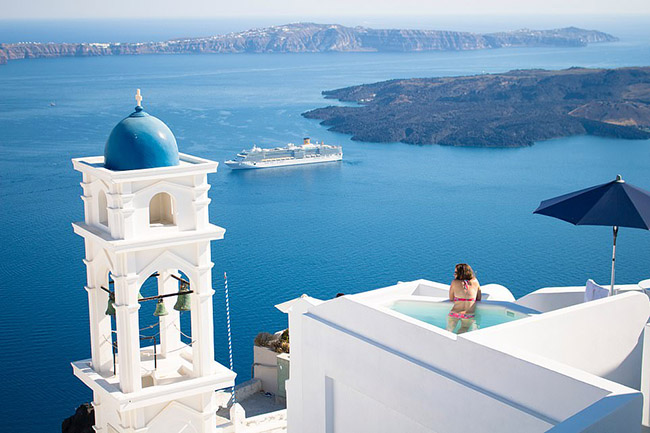 Greece: Quốc gia vạn đảo được những cặp đ&ocirc;i chọn nghỉ tuần trăng mật ở đ&acirc;y c&oacute; thể trải nghiệm một liều thuốc l&agrave;nh mạnh của lịch sử cổ đại v&agrave; m&agrave;n kh&aacute;m ph&aacute; h&ograve;n đảo đầy kịch t&iacute;nh.