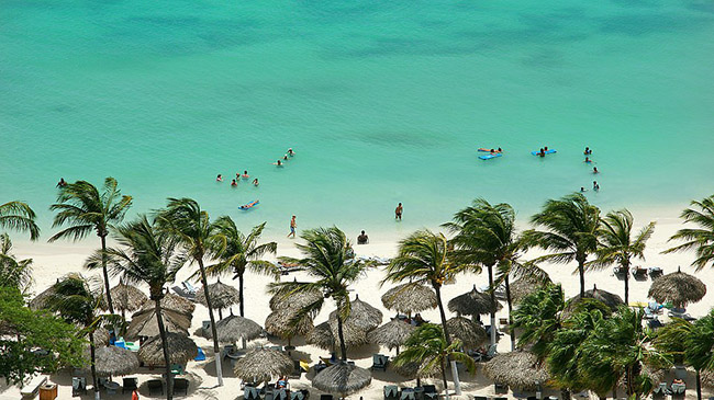 Aruba: H&ograve;n đảo Caribbean n&agrave;y c&oacute; một b&atilde;i biển rực c&aacute;t trắng đầy cọ ở ph&iacute;a nam v&agrave; c&aacute;c danh lam thắng cảnh ấn tượng ở ph&iacute;a bắc.&nbsp;