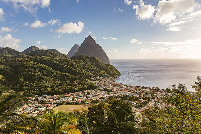 St Lucia: H&ograve;n đảo xinh đẹp n&agrave;y thường được giới thiệu l&agrave; một trong những điểm đến l&atilde;ng mạn nhất thế giới với những hồ nước m&ugrave; sương, khu rừng kỳ diệu...