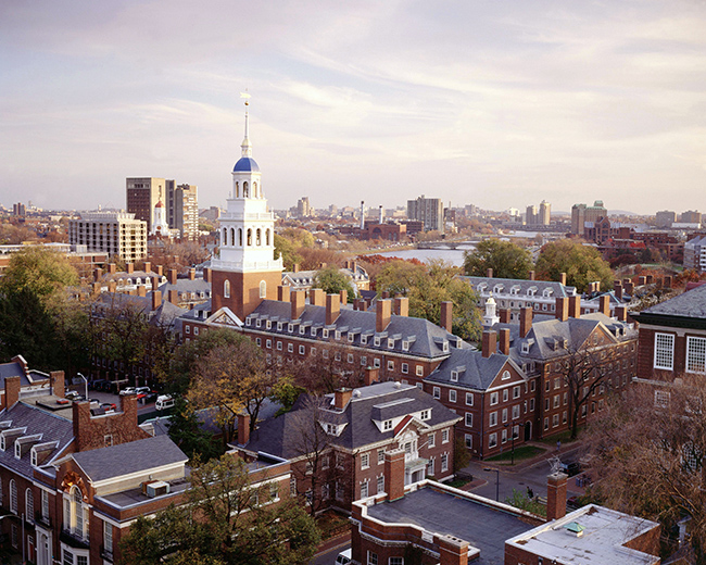 Cho d&ugrave; l&agrave; một sinh vi&ecirc;n Harvard mới bắt đầu năm học hay chỉ l&agrave; du kh&aacute;ch đến thăm Đại học Harvard trong một chuyến tham quan, đ&acirc;y ch&iacute;nh l&agrave; thi&ecirc;n đường cho sinh vi&ecirc;n, kh&aacute;ch du lịch v&agrave; cả c&aacute;c nhiếp ảnh gia.
