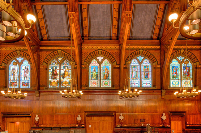 Nằm b&ecirc;n trong Nh&agrave; tưởng niệm, Annenberg Hall l&agrave; nh&agrave; ăn cho sinh vi&ecirc;n năm nhất của Đại học Harvard. Với kh&ocirc;ng gian rộng lớn, kh&ocirc;ng bị che khuất, Annenberg Hall được thiết kế theo phong c&aacute;ch Gothic.&nbsp;
