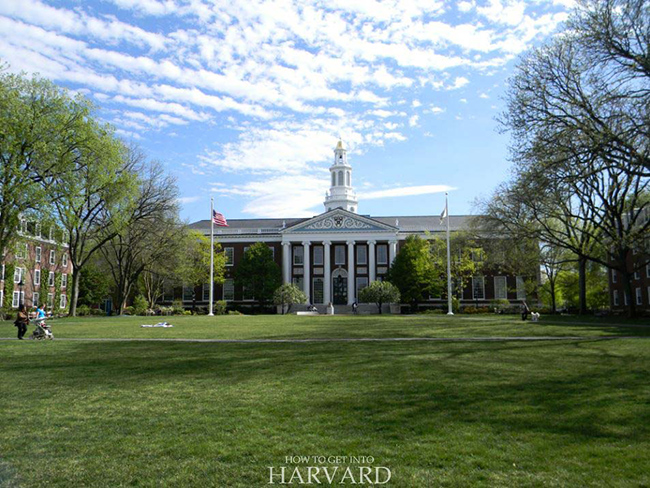 Trường Kinh doanh Harvard l&agrave; một khu&ocirc;n vi&ecirc;n tuyệt đẹp m&agrave; tất cả sinh vi&ecirc;n v&agrave; du kh&aacute;ch n&ecirc;n gh&eacute; thăm. Tọa lạc tại Allston, nơi đ&acirc;y nằm t&aacute;ch biệt một ch&uacute;t với cơ sở ch&iacute;nh.
