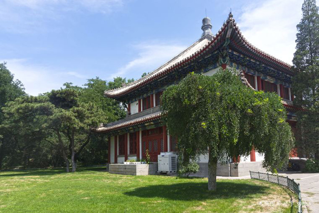 Khu&ocirc;n vi&ecirc;n trường tiếp gi&aacute;p với Cung điện M&ugrave;a h&egrave; cũ ở ph&iacute;a Bắc v&agrave; Di H&ograve;a Vi&ecirc;n&nbsp;ở ph&iacute;a T&acirc;y, sau khi tham quan khu&ocirc;n vi&ecirc;n, bạn c&oacute; thể dạo qua c&aacute;c di t&iacute;ch lịch sử ở đ&acirc;y.
