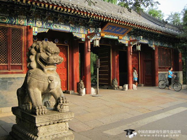Cổng T&acirc;y l&agrave; một t&ograve;a cổng cung điện sơn m&agrave;i m&agrave;u đỏ, được x&acirc;y ba gian kiểu cổ điển, cao khoảng 7m, đơn giản, trang trọng v&agrave; tao nh&atilde;.

