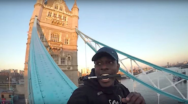 Cầu th&aacute;p London: Ch&agrave;ng thanh ni&ecirc;n đ&atilde; chụp bức ảnh tự sướng n&agrave;y v&agrave;o th&aacute;ng 1/2017 sau khi leo l&ecirc;n đỉnh Cầu Th&aacute;p mang t&iacute;nh biểu tượng của London với độ cao 65m.
