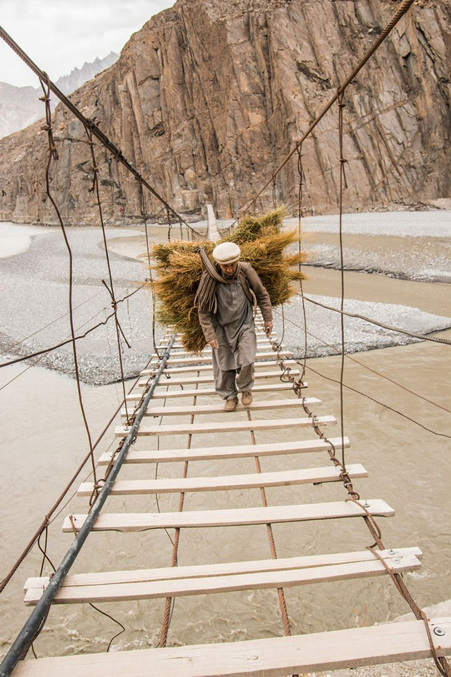 Cầu treo Hussaini- Hunza, Pakistan: C&acirc;y cầu d&acirc;y n&agrave;y thường kh&ocirc;ng ổn định trọng lực với những sợi d&acirc;y thừng kh&ocirc;ng chắc chắn v&agrave; những tấm v&aacute;n mỏng lỏng lẻo...
